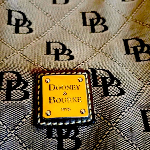✨Classic Dooney & Bourke Handbag❣️✨ - Picture 2 of 4